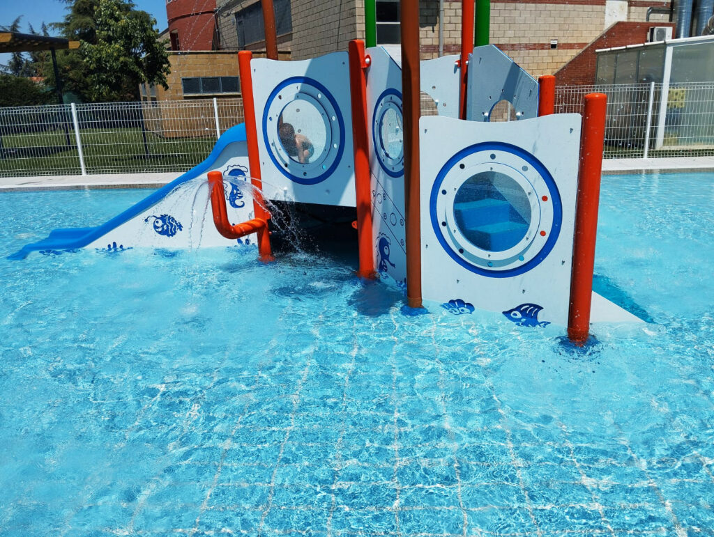 Juegos de agua de juegos de agua inclusivos de la piscina Santa Marta de Tomes